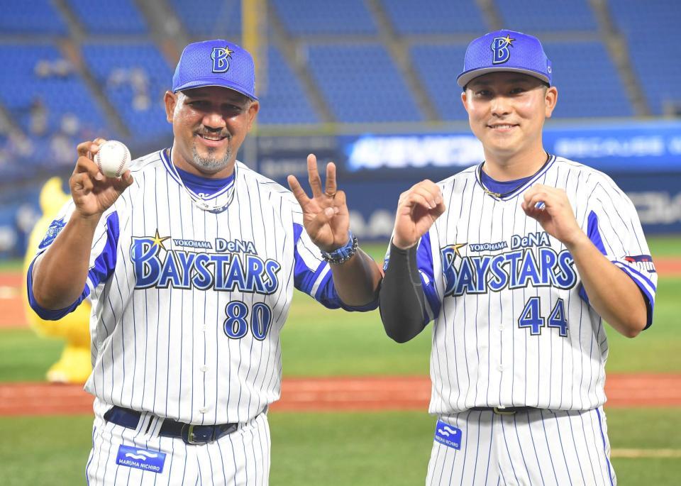 　ラミレス監督（左）の監督通算３００勝を祝して記念撮影するキャプテンの佐野（撮影・高石航平）