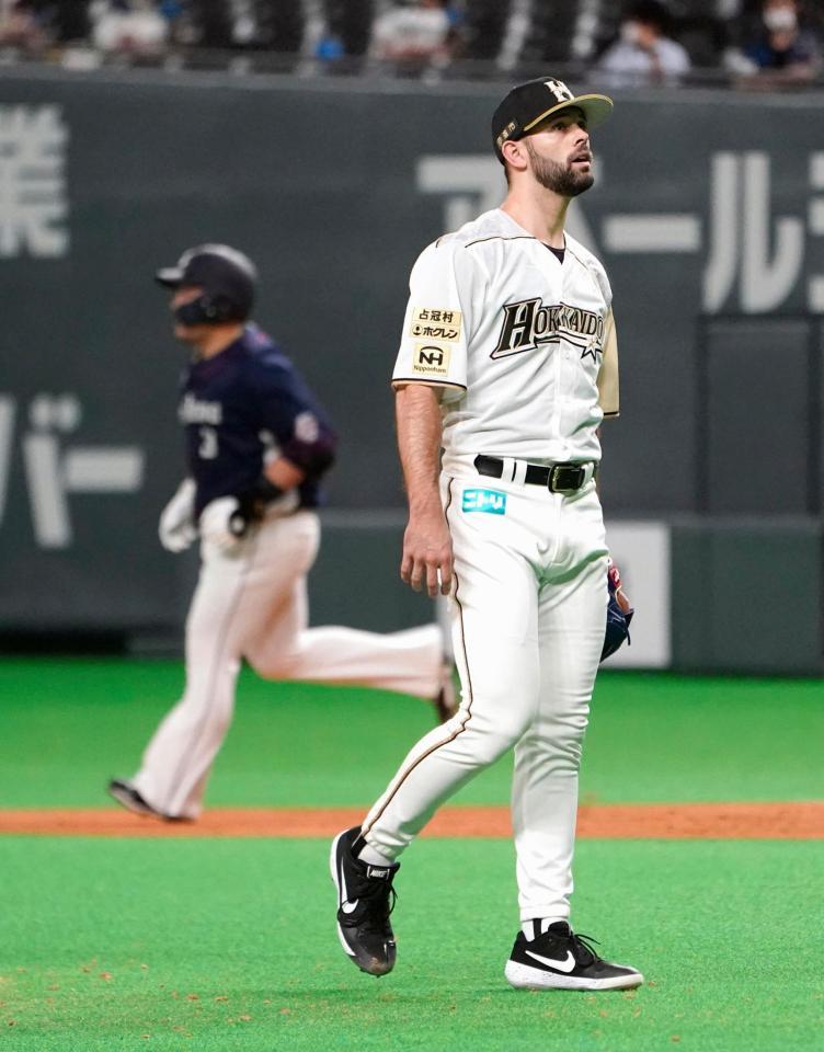 ６回、西武・山川（左）に２ランを浴びた日本ハムのマルティネス＝札幌ドーム