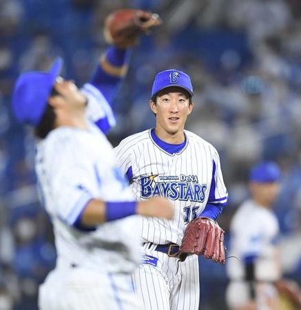 　６回、大島の飛球を三塁手の宮崎が捕球し、笑顔を見せる大貫（撮影・中田匡峻）