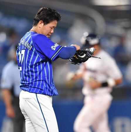 　３回、２ランを浴びる上茶谷（左）