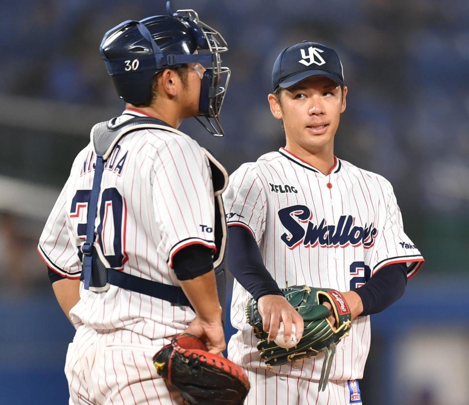 ５回、勝ち越しを許した後、マウンドに向かった西田明央（左）の話に耳を傾けるヤクルト・小川泰弘＝神宮球場（撮影・西岡正）