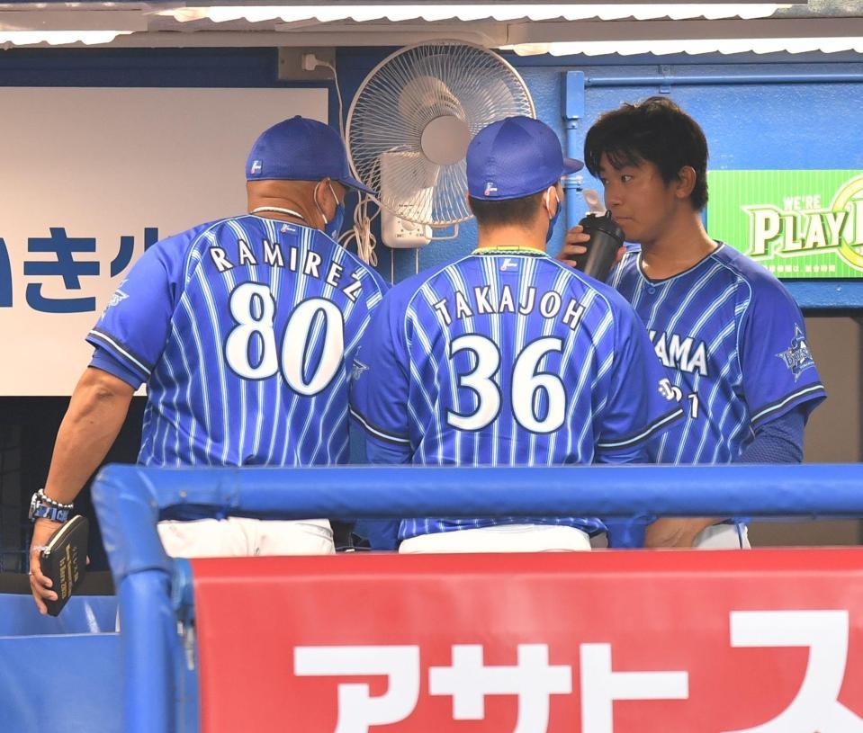 　６回途中に降板し、ベンチでラミレス監督（左）からねぎらわれるＤｅＮＡ・今永＝神宮球場（撮影・西岡正）