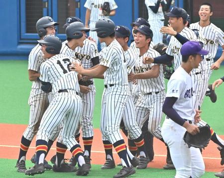 　サヨナラ勝ちで東東京大会を制し、喜ぶ帝京ナイン。右手前は関東一の市川投手