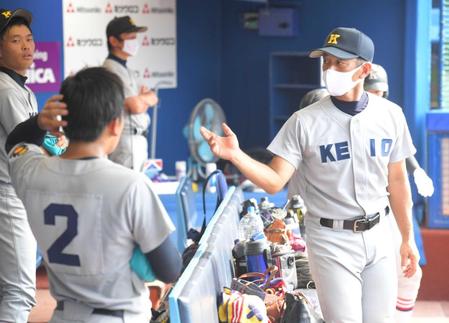 　３回の４得点後もナインにアドバイスする慶応・森林監督（右）＝撮影・高石航平