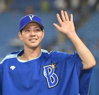 　３勝目を挙げ、笑顔でファンに手を振るＤｅＮＡ・平良（撮影・西岡正）