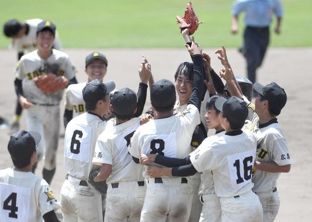 崇徳が逆転Ｖ「粘り強く戦った結果」　軟式高校野球広島大会