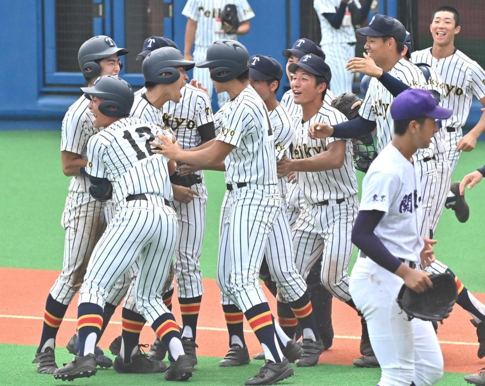 　サヨナラ勝ちで東東京大会を制し、喜ぶ帝京ナイン。右手前は関東一の市川投手