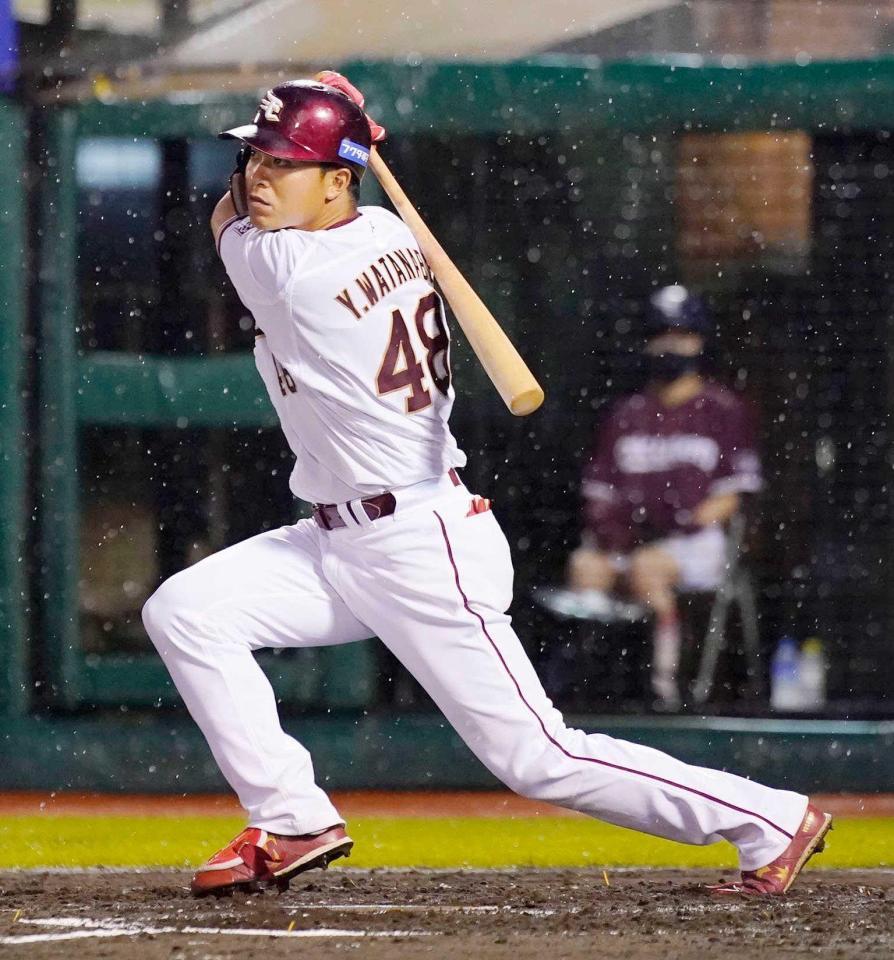 　２回、渡辺佳が左中間に先制二塁打を放つ