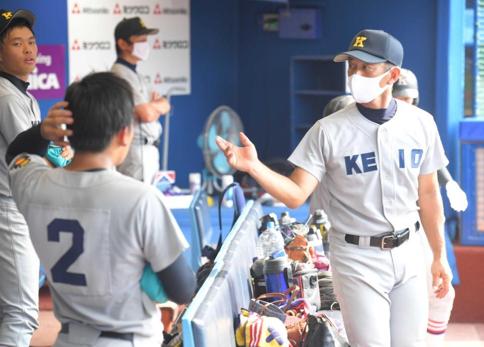 　３回の４得点後もナインにアドバイスする慶応・森林監督（右）＝撮影・高石航平