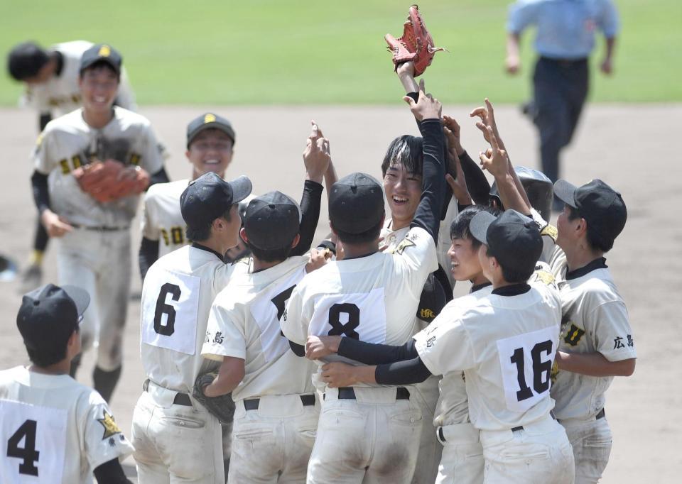 なぎさを破り広島県大会で優勝した崇徳ナイン（撮影・佐々木彰尚）