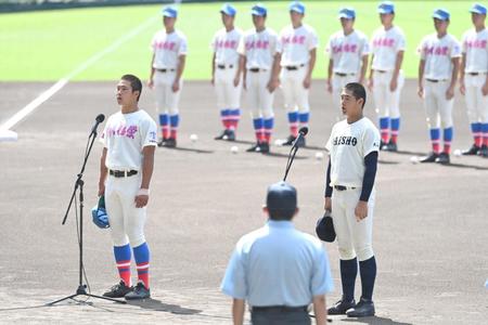 選手宣誓する花咲徳栄・井上朋也（左）主将と大分商・川瀬堅斗主将＝甲子園（撮影・高部洋祐）