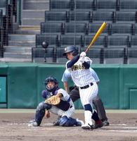 ８回、鳥取城北・河西は右中間に逆転適時打を放つ（撮影・山口登）