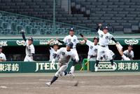 ９回、明徳義塾・新沢が右越えにサヨナラ三塁打を放つ＝甲子園（撮影・山口登）