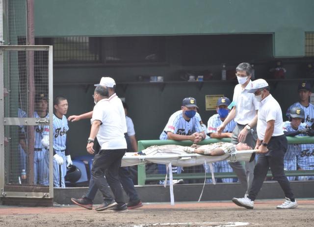 帝京の三塁手・沢石、飛球を追ってフェンスに激突　担架で運ばれる
