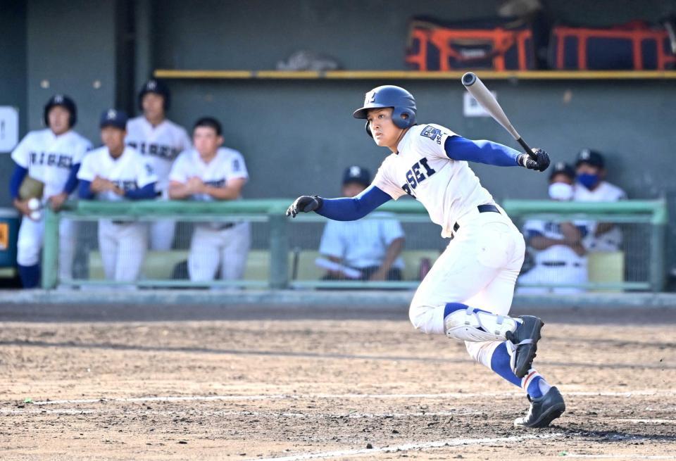 　５回、適時二塁打を放つ履正社・関本