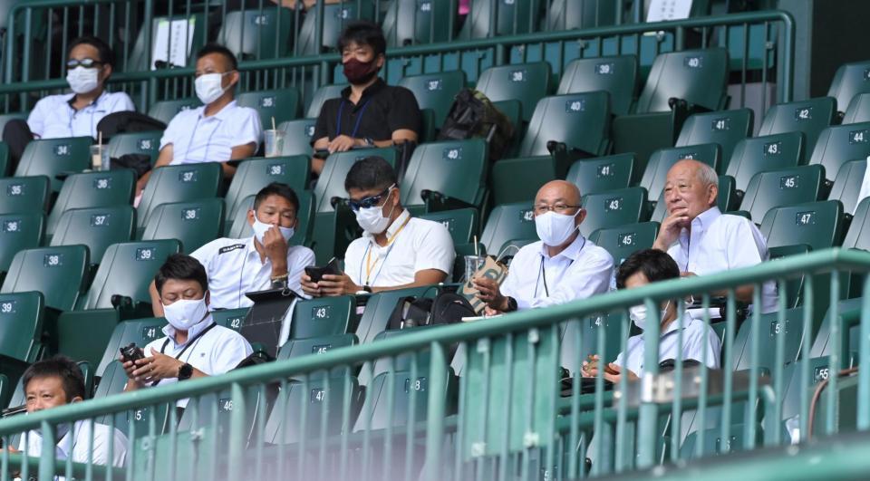 スタンドから目を光らせる阪神・佐野仙好スカウト（右端）ら＝甲子園（撮影・高部洋祐）