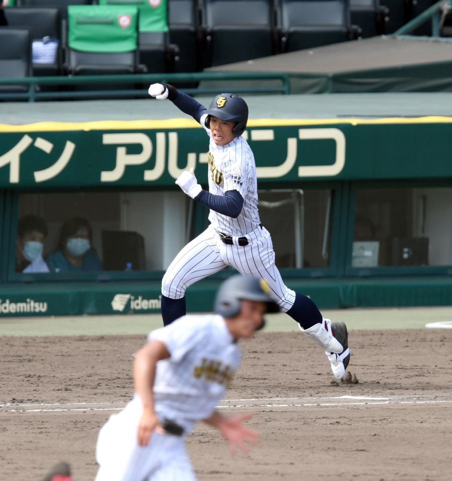 ８回鳥取城北１死満塁、鳥取城北・河西は逆転適時打を放ちガッツポーズ＝甲子園（撮影・山口登）