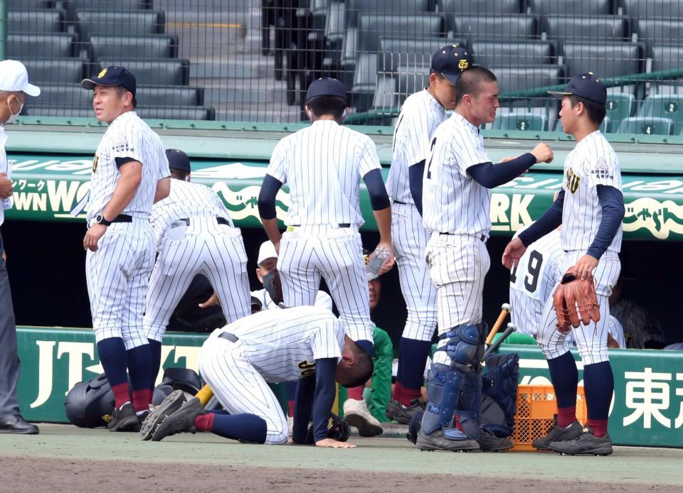 　サヨナラ負けし、鳥取城北・阪上（中央）はベンチ前で両手をグラウンドについて悔しがる＝甲子園（撮影・山口登）