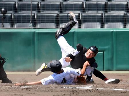 　３回、創成館・田中の中前打で矢野が平田・三島と激突しながらも先制のホームイン（撮影・山口登）