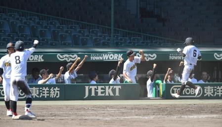８回、猿渡が適時打を放ち盛り上がる創成館ナイン＝甲子園（撮影・山口登）
