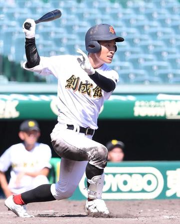 適時打を放つ創成館・猿渡＝甲子園（撮影・北村雅宏）
