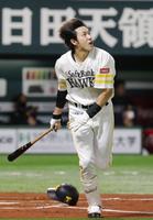 　６回ソフトバンク２死一、二塁、柳田が右越えに逆転３ランを放つ＝ペイペイドーム