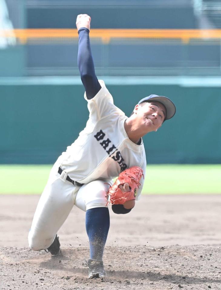 　力投する大分商・川瀬