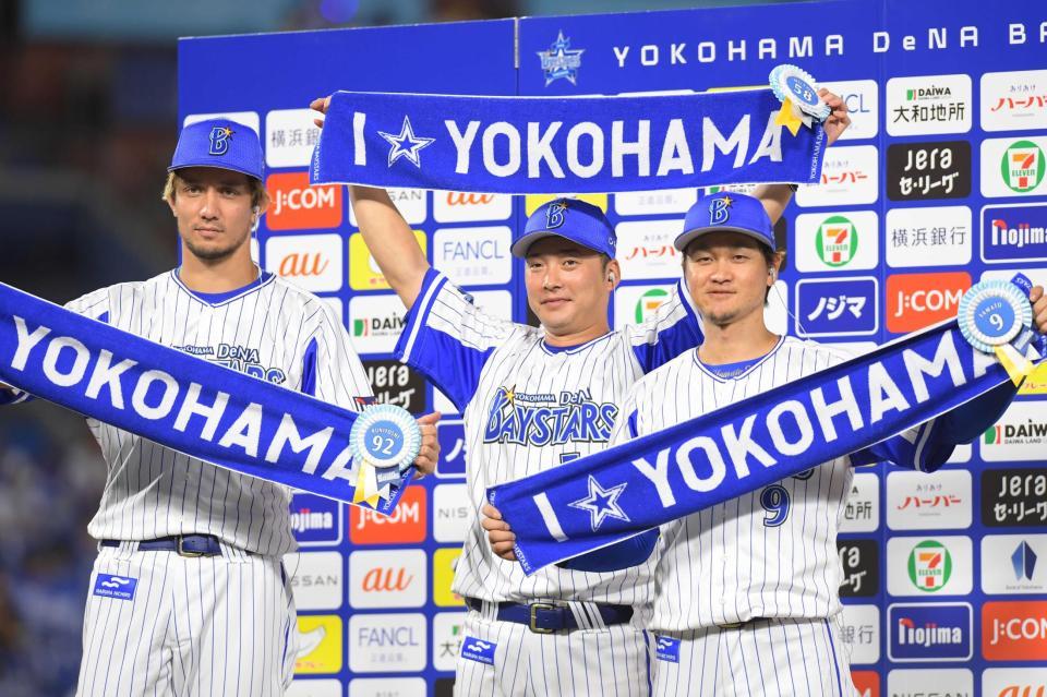 お立ち台で喜ぶ（左から）国吉、武藤、大和（撮影・金田祐二）