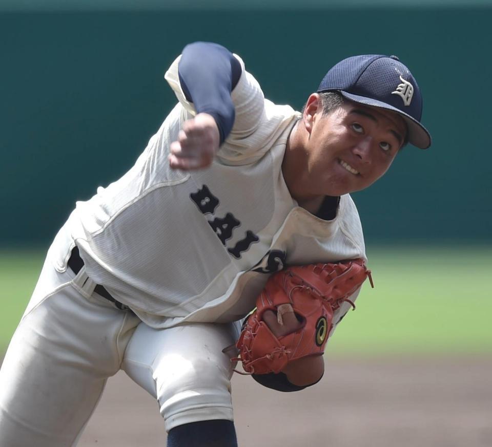 力投する大分商の先発・川瀬＝甲子園