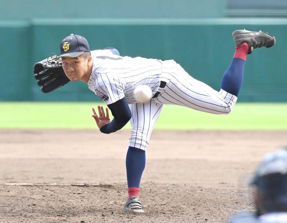 　７回からマウンドに上がり、力投する鳥取城北・阪上