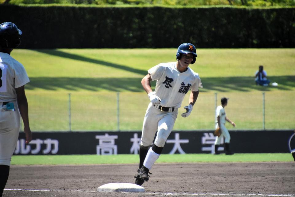 ３回、満塁本塁打を放った尽誠学園・福島武颯史