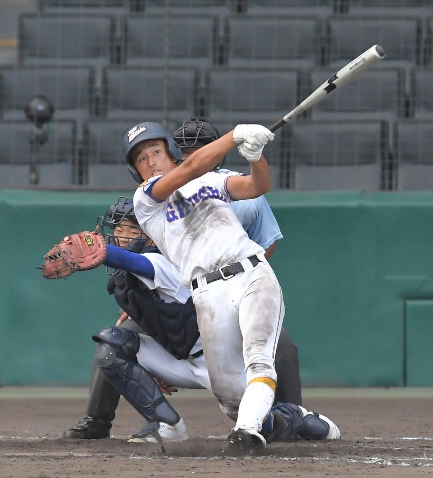 ９回、ソロを放つ県岐阜商・佐々木泰＝甲子園（撮影・高部洋祐）