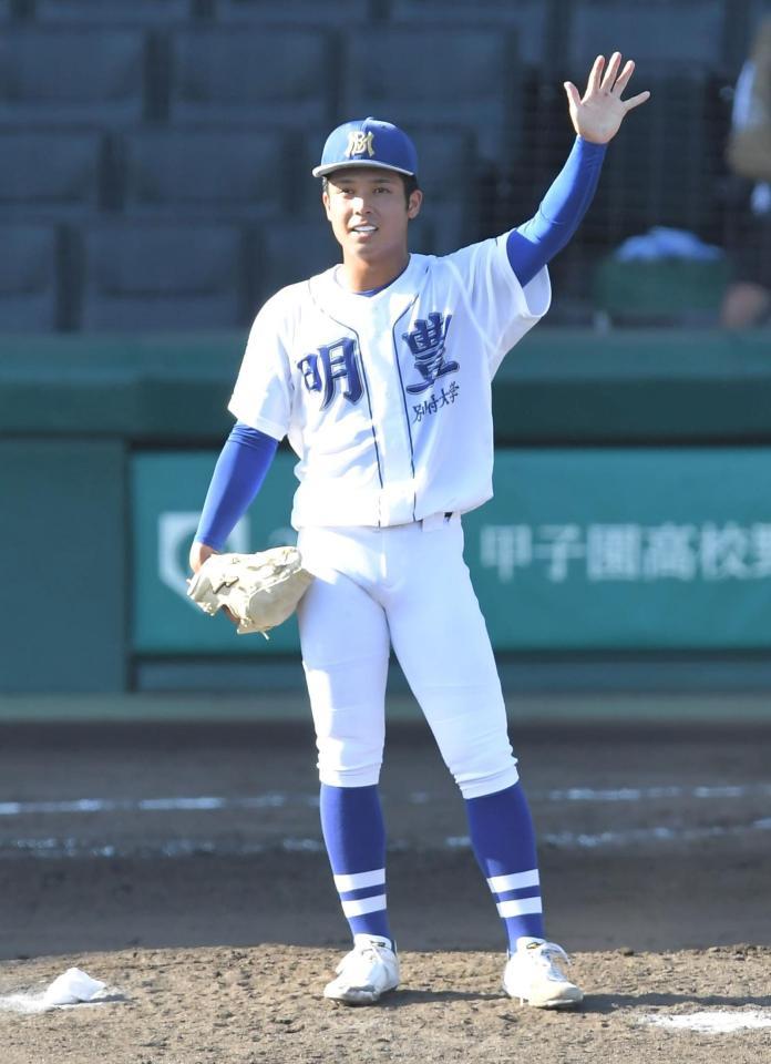 野手に合図を送る明豊・若杉＝甲子園（撮影・高部洋祐）