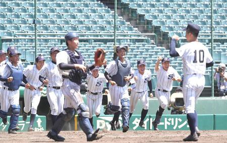 　天理を破り、ベンチから飛び出す広島新庄ナイン。右手前は最後を締めた秋山