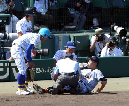 ６回、一塁手の加藤学園・勝又は足がつりグラウンドに倒れ込んで水を飲む（撮影・山口登）