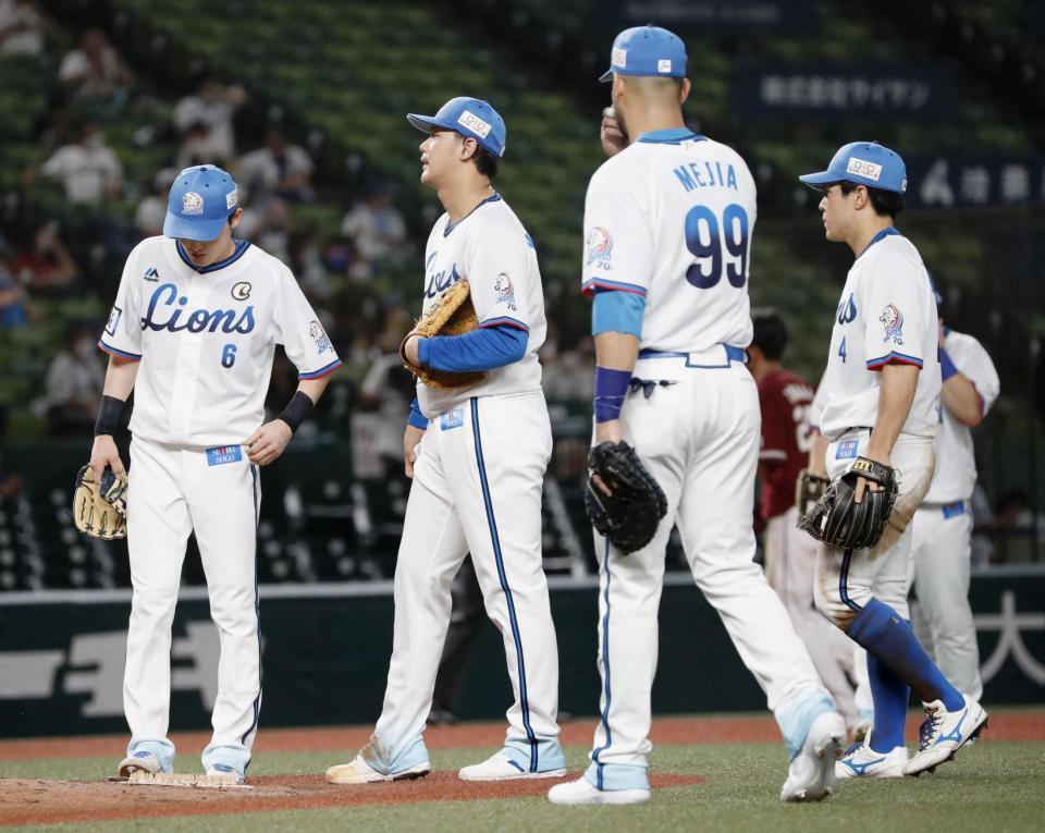 　６回、ピンチを招き降板する西武・高橋光（左から２人目）（共同）