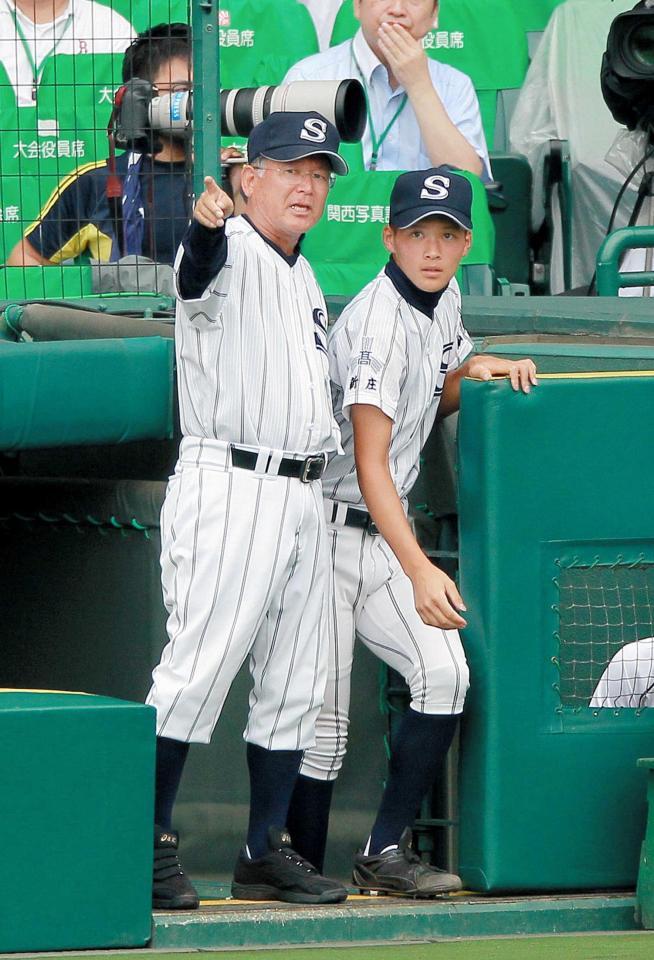 　ナインに指示を出す広島新庄・迫田監督＝２０１５年８月１３日、甲子園