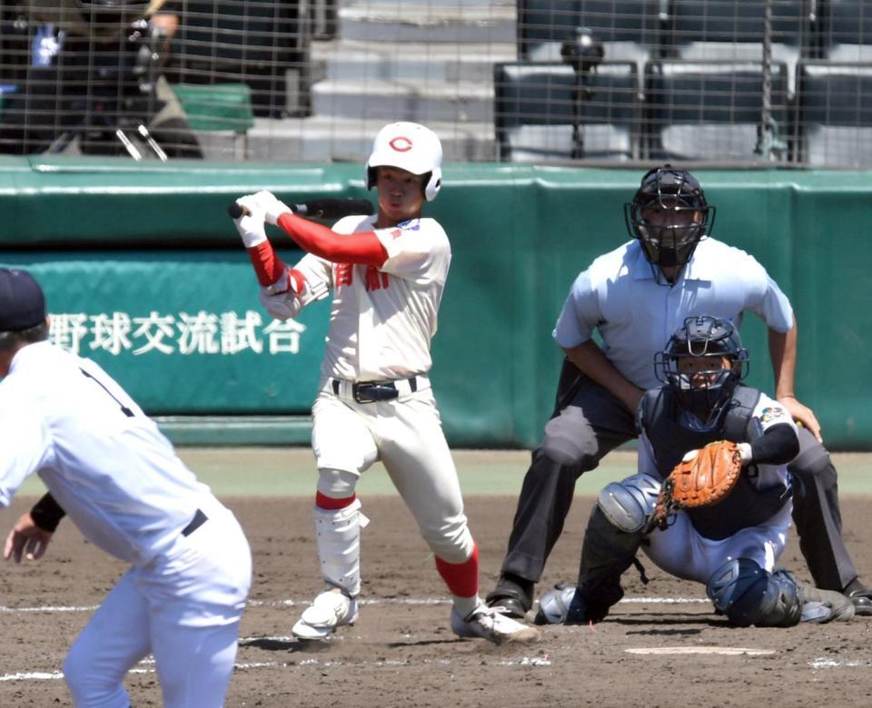 ４回、智弁学園・西村は同点適時打を放つ（撮影・山口登）