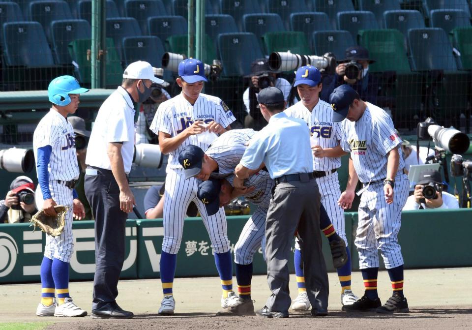 ６回、一塁手の加藤学園・勝又は足がつり、チームメイトにおんぶされベンチへ向かう（撮影・山口登）