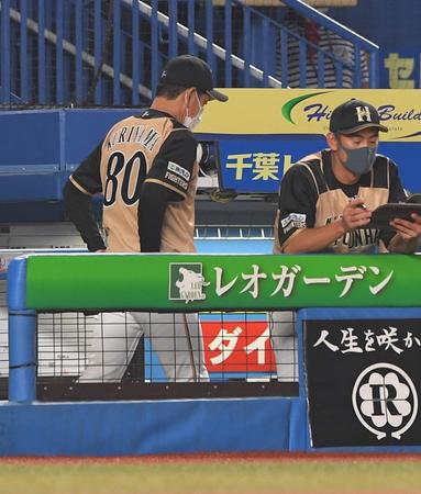 ７回、投手交代を告げベンチに戻る日本ハム・栗山英樹監督（左）＝ＺＯＺＯマリンスタジアム（撮影・高石航平）