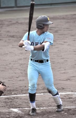 　高校初アーチで勝利に貢献した近江・長谷川