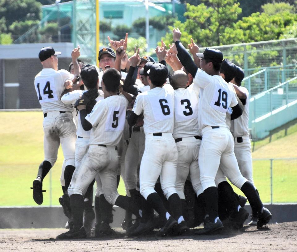 優勝を果たし喜びを爆発させる尽誠学園ナイン
