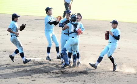　優勝の瞬間、マウンドに集まる近江ナイン