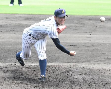 高校野球兵庫大会・４回戦で７回３安打無失点と力投した明石商・中森＝４日