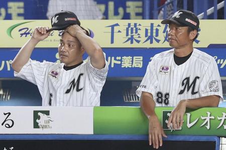 　９回、ベンチから試合を見つめるロッテ・井口監督（左）＝ＺＯＺＯマリン
