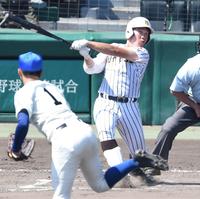 　６回、勝ち越し犠飛を放つ国士舘・斎藤（撮影・中田匡峻）