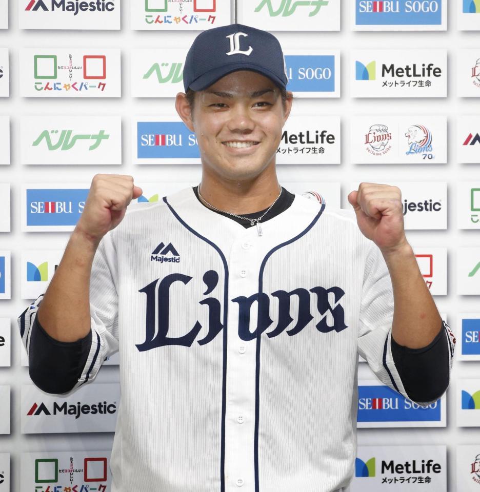 　楽天に勝利し、笑顔でポーズをとる西武・高木