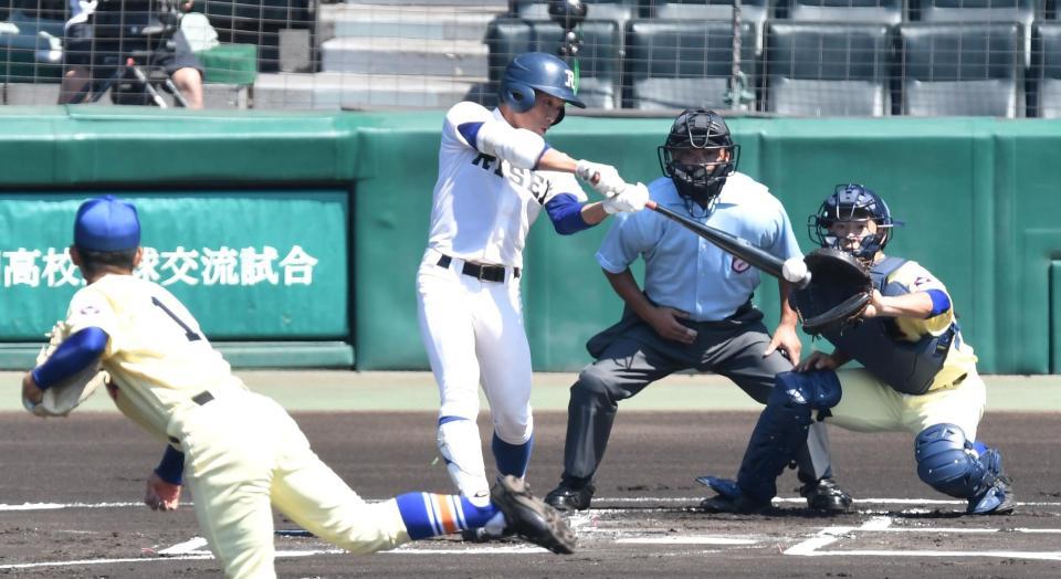 　１回、先制適時二塁打を放つ履正社・中田（撮影・中田匡峻）