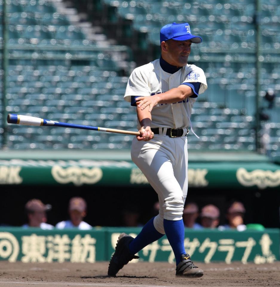 　ノックをする磐城・木村前監督（撮影・佐々木彰尚）