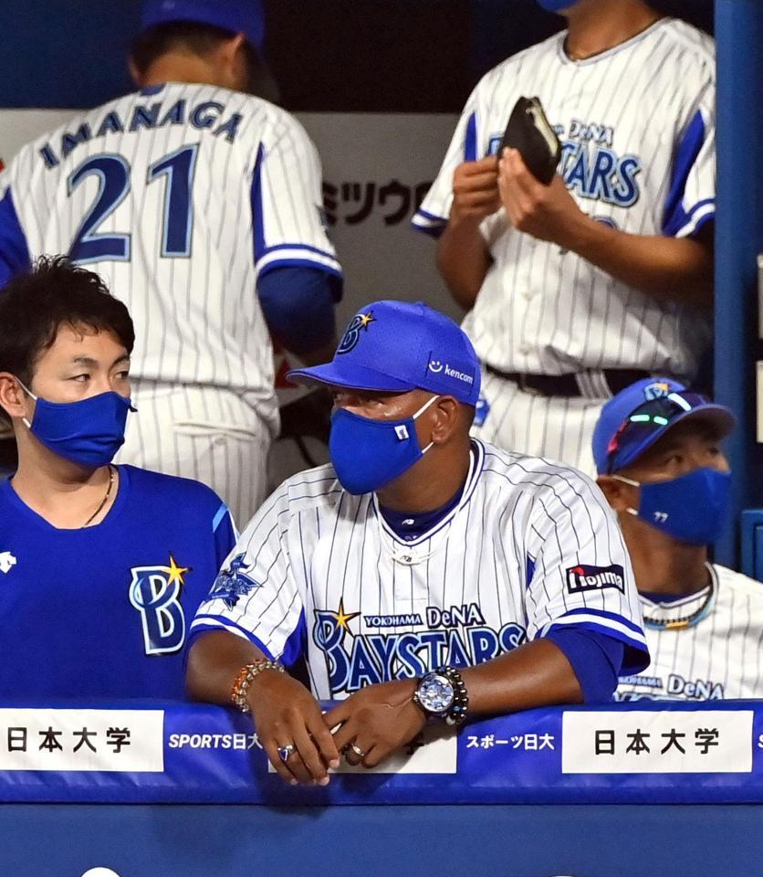 　試合を見つめるＤｅＮＡ・ラミレス監督＝横浜スタジアム